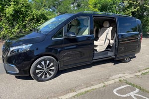 Budapest : Transfert privé de l'hôtel à l'aéroport en voiture électrique.