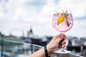 Budapest med stil: Privat bytur med besøk på takbar