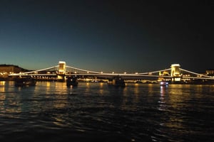 Budapest: Crociera di Capodanno in barca con bevande illimitate