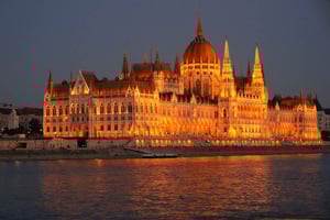 Budapest: Abendliche Bootsfahrt mit Sitzplätzen innen und außen – BYOB