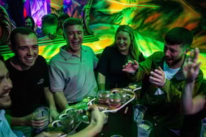 Budapest: Barrunde om natten med lokale drinker