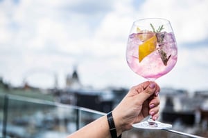 Budapest med stil: Privat bytur med besøk på takbar