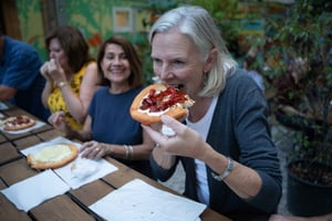 Recorrido gastronómico callejero por Budapest con aperitivos, postres y cerveza