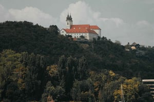 Budapest: Dagstur til Tihany-halvøya med vandring og klosterbesøk