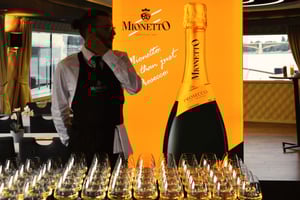 Budapest: Ubegrenset prosecco og aperitivo på sightseeingcruise