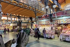ブダペストの中央市場ホールでドイツ語ツアー（試食付き）