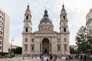 Tour langs de grote Hongaarse basilieken en een optreden met volksmuziek