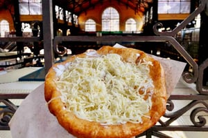 Mattur i den store markedshallen med lángos og lokale godbiter