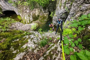 Emen: Canyoning bij Negovanka Gorge met optioneel gratis kamperen