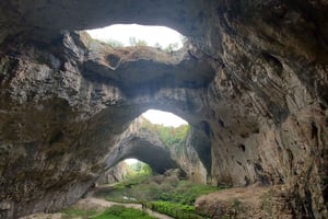 ソフィア：ロヴェチ、デヴェタシカ洞窟、クルシュナの滝ツアー