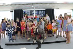 サンニービーチ：ランチ付きキャプテンジャックの半日ボートツアー