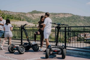 Veliko Tarnovo: Private E-Scooter-Tour mit Geländewagen und Guide