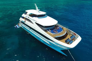 Cairns: Outer Great Barrier Reef Full-Day Tour with Lunch