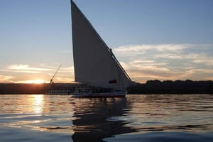 El Cairo: Paseo en feluca por el río Nilo con comida