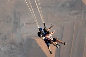 Salto en paracaídas sobre las grandes pirámides de El Cairo, Egipto