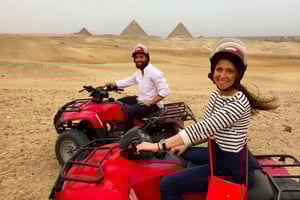 Safari por el desierto en quad alrededor de las pirámides