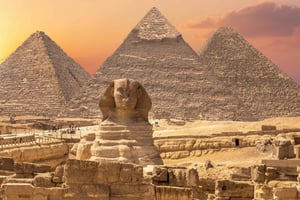 ハルガダからピラミッド＆博物館 小グループツアー（バンにて