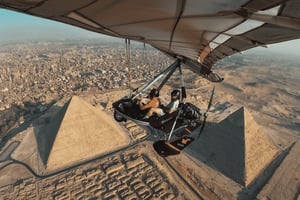 Lot mikrolotem nad piramidami w Gizie w Egipcie