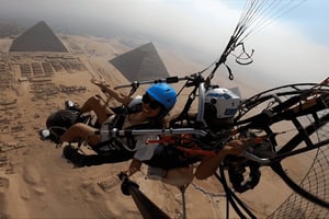 Paramotoroplevelse over de store pyramider i Kairo, Egypten
