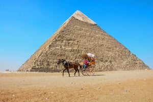 ハルガダからバスでカイロへのプライベート一晩ツアー