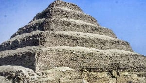 ピラミッドメンフィスとサカラ