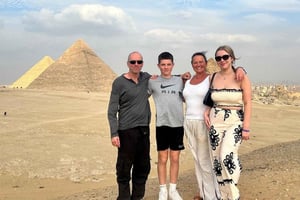 Sharm: excursión de 1 día a El Cairo en avión, pirámides y museo GEM