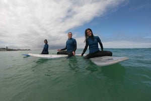 ケープタウン：テーブルマウンテンを眺めながらサーフィンを習いましょう