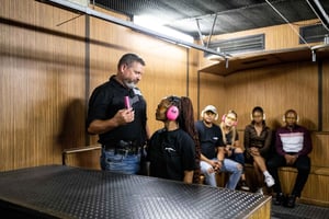 Gun Fun - Femme Fetal Innendørsskyting