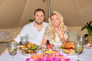 Esperienza romantica al tramonto con Pacchetto Oro Glamping