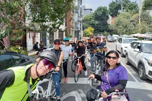 CYKELTUR GENOM IKONISKA PLATSER I CDMX / FRUKOST OCH ÖL