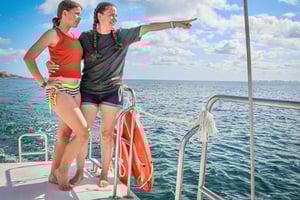 Cancúnin katamaraanimatka Isla Mujeresiin + snorklaus, avoin baari ja lounas