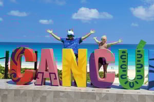 Cancún: Geführte Stadttour mit Shopping im Doppeldeckerbus