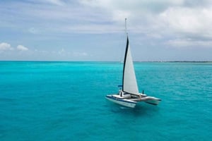 Cancún: Tour de medio día en catamarán Premium por Isla Mujeres