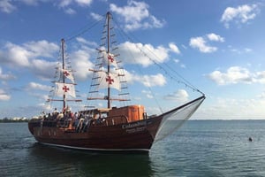 Cancun: Noite romântica em um galeão com jantar e open bar