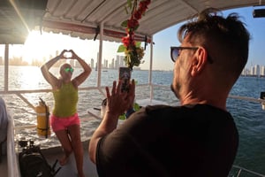 Baia di Cartagena: giro in barca al tramonto con ballo e open bar
