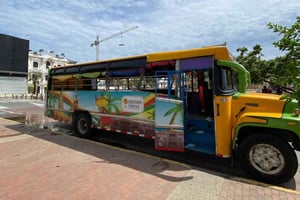 Cartagena: chiva y crucero por la bahía con barra libre y recogida