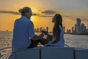 Cartagenassa: Cartagena: Illallinen laivalla purjehtiessasi lahden läpi.