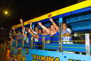 Chiva Party Cartagena: uma experiência única na cidade, alegria e dança.