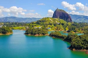 Fra Medellín: Tur til landsbyen Guatapé og Piedra del Peñol