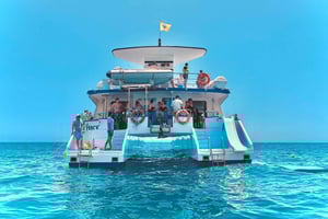 Depuis Porto Rico : Excursion en bateau le long de la côte avec nourriture et boissons