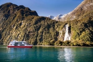 Von Queenstown: Milford Sound Bootstour & Reisebus mit Glasdach