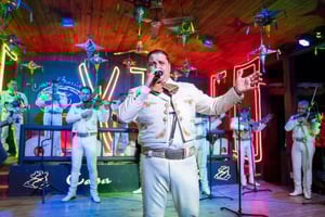 Guadalajara: Opastettu Tlaquepaquen yökierros ja hotellin nouto