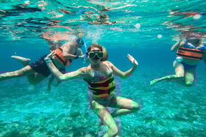 Catamarano, snorkeling e pranzo a buffet a Isla Mujeres