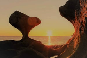 Måløy: Sustainable Minibus Tour to Kannesteinen & Lighthouse