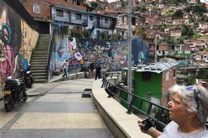 Medellin: Comuna 13 Graffiti Tour with Cable Car Ride
