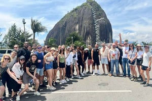 Medellín: Guatapé-Tour, Mittagessen, Bootsfahrt und Piedra del Peñol
