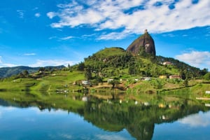 Medellín: Tour Privado em Guatapé e El Peñol com Fazenda de Café
