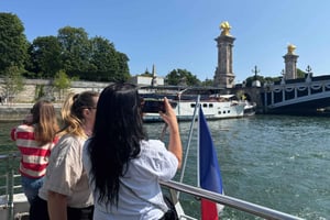 Paris: Hop-On/Hop-Off-Bootsfahrt Pass mit 9 Haltestellen