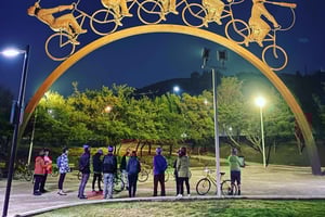 Cykeltur till Mapocho-floden vid solnedgången