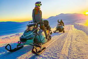 Solnedgang, snøscooter, champagne og deg i Bucegi-fjellene